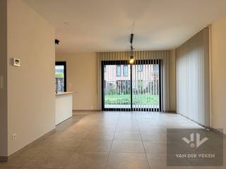<strong>Deze woning is beschikbaar vanaf 15 april 2026!</strong><br /><br />Deze instapklare woning is perfect voor gezinnen en werd slim ingedeeld, met oog voor gezelligheid en praktisch wonen.<br /><br />Met vier volwaardige slaapkamers is er ruimte voor iedereen. Eén van de kamers beschikt bovendien over een handige dressing – ideaal voor wie graag wat extra comfort en opbergruimte heeft.<br /><br />De lichtrijke leefruimte vormt het hart van de woning en sluit mooi aan op de volledig uitgeruste keuken. Hier kook je met plezier en geniet je samen van lange, gezellige momenten aan tafel.<br /><br />Dankzij de grote ramen heb je een prachtig zicht op de tuin én stap je er zo naar buiten. De tuin is een heerlijke plek om tot rust te komen en te genieten van privacy.<br /><br />Kortom: een warme, moderne en energiezuinige gezinswoning waar het heerlijk wonen is – helemaal klaar om nieuwe herinneringen te maken<br /><br />Word jij de nieuwe bewoner van deze prachtige woning? Surf naar www.vdv-vanderveken.be, kies bij “TE HUUR” voor dit pand en vul de kandidatenfiche in (klik in het gouden balkje op “Ik wil dit pand graag huren!”). Wij contacteren je voor een afspraak! 