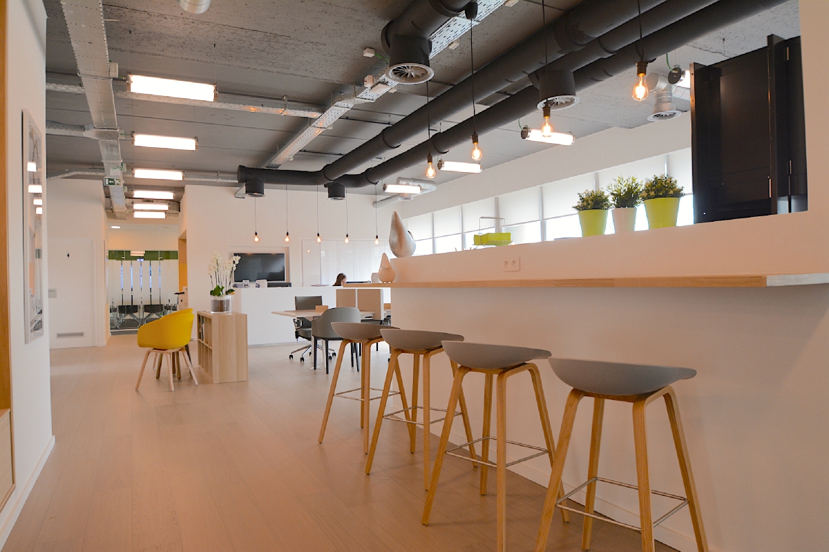 <p><strong>Volledig nieuwe Plug & Play-KANTOORRUIMTEN</strong>, bemeubeld en voorzien van randaccomodatie (vergaderzalen, sanitair, keuken, printers, telefoontoestellen, ...) en service (receptie/telefoonbeantwoording, ...). <strong>ALL-IN PRIJS!</str - foto 3