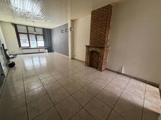 <strong>TE RENOVEREN WONING MET 5 SLAAPKAMERS EN 2 BADKAMERS </strong><br />hal, ruime living, grote keuken, wasplaats, badkamer met ligbad<br /><strong>tussenverdiep : </strong>slaapkamer of dressing, 2 de badkamer met ligbad<br /><strong>1 STE VERD</strong>. : 2 ZEER ruime slaapkamers <br /><strong>2 DE VERD</strong> : 2 ruime slaapkamers <br />grote bergzolder <br />ALLES TE RENOVEREN <br />EPC 322 ( GEEN RENOVATIEPLICHT )<br />