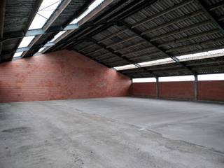 Op een vlot bereikbare locatie in Ruddervoorde bevindt zich deze ruime opslagloods van ca. 300 m². De loods is ideaal voor opslag, logistiek of lichte bedrijvigheid en is makkelijk toegankelijk voor vrachtwagens. De loods is onmiddellijk beschikbaar. <br /><br />Kenmerken:<br />- Totale oppervlakte: ca. 300 m²<br />- Gunstige ligging nabij belangrijke invalswegen en de E403<br />- Sectionaalpoort voor gemakkelijke toegang<br />- Goede bereikbaarheid voor zwaar vervoer<br />- Betonvloer en voldoende vrije hoogte<br />- Ruime manoeuvreerruimte op het terrein<br /><br />Bestemming: opslag of lichte industriële activiteiten (in overleg met de eigenaar).<br /><br />Voor meer info contacteer Simon via +32 498 12 37 08 of via simon@vicusvastgoed.be