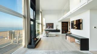 Mezzanine exclusive avec vue panoramique sur la mer<br /><br />Découvrez cette mezzanine unique au RBSC Sailing Club à Duinbergen, avec une largeur de pignon de plus de 11 mètres et une vue frontale sur la mer du Nord à couper le souffle. Cette propriété offre une combinaison parfaite d'espace, de luxe et des plus belles vues, ce qui en fait l'endroit idéal pour ceux qui recherchent une expérience de vie exclusive sur la côte belge.<br /><br />La propriété est finie avec des matériaux durables qui sont non seulement visuellement attrayants, mais qui créent également une atmosphère chaleureuse et invitante. L'ameublement a été composé avec soin, créant un équilibre parfait entre le style et le confort. Les impressionnantes terrasses sont sans aucun doute l'un des plus grands atouts de cette mezzanine. La spacieuse terrasse avant offre une vue panoramique sur la mer, où vous pourrez profiter quotidiennement du bruit apaisant des vagues et de la vue à couper le souffle sur la vaste mer du Nord. Il y a également une terrasse donnant sur l'arrière-pays, avec une vue pittoresque sur Duinbergen et les polders environnants.<br /><br />En termes d'équipements pratiques, la mezzanine dispose de deux caves pour un espace de stockage supplémentaire. De plus, il est possible d'acheter trois garages, ce qui offre un confort et une sécurité supplémentaires pour vos véhicules, un luxe rare dans cette région.<br /><br />L'agencement de la maison est idéal pour le confort et la fonctionnalité. Le salon avec cheminée à gaz est un merveilleux point central, tandis que la cuisine et la salle à manger invitent à des moments agréables. Il y a également un débarras, un hall d'entrée avec WC et un vestiaire spacieux. La chambre principale dispose d'un dressing et d'une salle de bains attenante. En outre, il y a un bureau et un coin salon supplémentaire, ainsi qu'une chambre avec dressing et salle de bains. Deux autres chambres se partagent une salle d'eau. Enfin, la mezzanine offre deux terrasses spacieuses pour profiter au maximum de l'extérieur et de la vue.