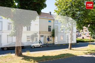 <p><span>Welkom in deze instapklare woning op een toplocatie. De woning is gelegen vlakbij alle dagelijkse voorzieningen. Zo bevindt Dok Noord zich op slechts twee minuten wandelafstand en bereik je het historisch centrum van Gent na amper tien minuten wandelen.</span></p>
<p><span>De indeling is als volgt:</span></p>
<p><span>Je betreedt de woning via de inkomhal, waar voldoende ruimte is voor het opbergen van jassen en schoenen. Vanuit de inkomhal kom je in de ruime woonkamer, die naadloos overgaat in de keuken. Deze bevindt zich nog in perfecte staat. Verder bevindt zich op het gelijkvloers de toegang tot de droge kelder.</span></p>
<p><span>Op de eerste verdieping vind je de badkamer en twee ruime slaapkamers. Vanop deze verdieping heb je eveneens toegang tot het dakterras. Dankzij de zuidelijk gerichte ligging is dit de ideale plek om van het mooie weer te genieten in hartje Gent.</span></p>
<p><span>Op de tweede verdieping bevinden zich nog twee bijkomende slaapkamers.</span></p>
<p>Verder beschikt de woning over 14 zonnepanelen op het dak, waardoor ze volledig zelfvoorzienend is op het vlak van elektriciteit.</p>
<p><span>Kortom, een ideale woning voor wie graag in de buurt van het historisch centrum van Gent woont.</span></p>
<p>Beschikbaar na huuropzeg.</p>
<p>Contacteer Top Vastgoed voor een bezoek op 0475 700 700.</p>