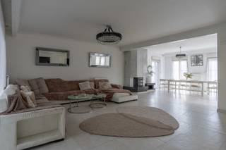 <p><strong>Vrijstaande woning op ruim perceel van 1.410 m² in Turnhout<br /></strong>EPC: 378 kWh/m² | 8 slaapkamers | 261 m² bewoonbaar | Perceel: 1.410 m²</p>
<p>Deze ruime vrijstaande woning is gelegen in Turnhout en biedt dankzij haar royale perceel, grote woonoppervlakte en maar liefst acht slaapkamers tal van mogelijkheden voor gezinnen die op zoek zijn naar ruimte.</p>
<p>Op het gelijkvloers beschikt de woning over een ruime inkomhal en een bijzonder lichtrijke woonkamer met aansluitende grote veranda. De keuken is uitgerust met een inductiekookplaat, koelkast, combi-oven, dubbele spoelbak en vaatwasser.</p>
<p>Verder bevinden zich op deze gelijkvloerse verdieping vijf slaapkamers, een afzonderlijk toilet, een praktische wasruimte en een badkamer, uitgerust met ligbad, douche, dubbele wastafel in meubel en toilet.</p>
<p>De eerste verdieping omvat nog eens drie volwaardige slaapkamers en een afzonderlijk toilet.</p>
<p>Buiten bevindt er zich een aparte garage van maar liefst 64m2 op het perceel.</p>
<p><strong>Algemeen:</strong><br />- Vrijstaande woning<br />- Ruim perceel van 1.410 m²<br />- 261 m² bewoonbare oppervlakte<br />- 8 slaapkamers<br />- Grote, lichtrijke woonkamer<br />- Elektriciteit conform!<br />- EPC: 378 kWh/m² – label D (Geen renovatieverplichting)</p>