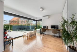 Instapklare open bebouwing, 3slpk, EPC B en zonnige tuin<br /><br />Op zoek naar een instapklare gezinswoning op een rustige en groene ligging?<br /><br />Deze volledig gerenoveerde open bebouwing (2016) combineert ruimte, comfort en energiezuinigheid.<br />De woning bevindt zich in een rustige en bosrijke omgeving in Gerhagen, en biedt een bewoonbare oppervlakte van ca. 239 m² op een perceel van ±875m² met zuidgerichte tuin.<br /><br />Indeling - interieur<br />Gelijkvloers: ruime leefruimte, volledig geïnstalleerde keuken, bureau/extra ruimte<br />Verdieping: 2 volwaardige slaapkamers en 1 badkamer<br />Zolder: master bedroom met inloopdressing en eigen badkamer<br /><br />Indeling - exterieur<br />Garage met automatische poort<br />Automatische buitenpoort<br />Aangelegde oprit met buitenverlichting<br />Twee ruime terrassen (zongericht)<br /><br />Troeven<br />✔ Open bebouwing<br />✔ 3 ruime slaapkamers + 2 badkamers<br />✔ Volledig gerenoveerd (2016) + uitbreiding garage/bureau (2019)<br />✔ Zuidgerichte aangelegde omheinde tuin<br />✔ EPC B – energiezuinig (108 kWh/m²)<br />✔ 12 zonnepanelen<br />✔ Airco voorzien in alle leefruimtes en slaapkamers<br />✔ Conforme elektriciteit<br />✔ Garage + parkeerplaatsen<br />✔ Uitgerust met alarm<br />✔ Asbestvrij<br />✔ Laadpaal<br /><br />Technisch<br />Verwarming: gas CV<br />Isolaties: dak, vloer en muren geïsoleerd<br />HR-beglazing, aluminium en PVC schrijnwerk<br />Regenwaterput aanwezig (5.000L)<br /><br />Ligging<br />Gelegen in een rustige woonomgeving met landelijk karakter, maar toch vlot bereikbaar (5 min. tot oprit E313 Geel-Oost).<br />Ideaal voor gezinnen die op zoek zijn naar een instapklare woning met veel ruimte en moderne energieprestaties.<br /><br />GEEN IMMO