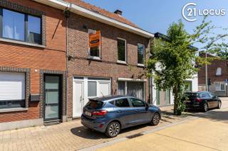 <p><span>Vous recherchez une maison familiale spacieuse idéalement située à Beveren ? Cette maison semi-ouverte mérite certainement votre visite.</span></p>
<p><span>Avec une surface habitable de 175 m² sur un terrain de 199 m², cette propriété offre de beaux volumes et de nombreuses possibilités pour les acquéreurs souhaitant aménager et moderniser leur futur logement selon leurs goûts.</span></p>
<p><span>Le rez-de-chaussée comprend un agréable séjour, une cuisine ainsi que plusieurs espaces de rangement pratiques. À l’étage, vous trouverez trois chambres confortables et une salle de bains. Grâce à sa disposition fonctionnelle, cette maison constitue une excellente base pour une famille à la recherche d’espace et de confort.</span></p>
<p><span>L’un des principaux atouts de cette propriété est son vaste grenier aménageable. Celui-ci offre la possibilité de créer des chambres supplémentaires, un bureau, une salle de loisirs, une salle de jeux ou un espace polyvalent selon vos besoins.</span></p>
<p><span>À l’extérieur, vous profiterez d’un agréable jardin, idéal pour se détendre et profiter des beaux jours.</span></p>
<p><span>Les atouts :</span></p>
<p><span>✔ Excellente situation à Beveren</span><br /><span>✔ Maison semi-ouverte</span><br /><span>✔ 175 m² de surface habitable</span><br /><span>✔ Terrain de 199 m²</span><br /><span>✔ 3 chambres à coucher</span><br /><span>✔ Grand grenier avec potentiel d’aménagement</span><br /><span>✔ Beau potentiel de modernisation</span><br /><span>✔ Proche des commerces, écoles, transports en commun et axes routiers</span></p>
<p><span>Vous recherchez une maison spacieuse, pleine de potentiel et idéalement située ? Contactez-nous dès aujourd’hui pour une visite et découvrez toutes les possibilités qu’offre cette propriété.</span></p>