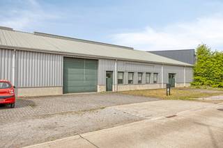 This well-located business building in Hechtel-Eksel (Zandstraat 1.1, 3940) combines a spacious warehouse with associated office space and thus offers a complete solution for various sectors such as logistics, wholesale, production or storage.<br /><br />SURFACES &amp; DIMENSIONS<br /><br />- Plot area: 796 m²<br />- Commercial area: 589 m²<br />- Plot depth: 25.5 m<br />- Plot width/façade width: 29.74 m<br /><br />LOCATION &amp; ACCESSIBILITY<br /><br />Hechtel-Eksel is centrally located in North Limburg with excellent access via the N74 (North-South connection) and the N73 (east-west connection Maaseik—Leopoldsburg). Easy connections to the E313 towards Antwerp and the A2 towards Brussels-Hasselt. Also easily accessible from the Netherlands via Eindhoven—Lommel. The N74 entrance and exit complex near Hechtel makes this building particularly attractive for freight traffic and distribution.<br /><br />IDEAL FOR<br /><br />Logistics companies, wholesalers, contractors, production companies or storage and distribution players looking for a strategically located base in Limburg.<br /><br />Register of measures: no