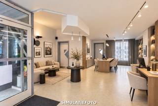 <p>Op zoek naar een pand waar u wonen en werken perfect kunt combineren? Dit handelspand geniet van een absolute A-ligging in het centrum van Geraardsbergen en biedt dankzij de uitstekende zichtbaarheid tal van commerciële mogelijkheden.</p>
<p>De ligging is ideaal: het station van Geraardsbergen en openbaar vervoer bevinden zich vlakbij en fietsstallingen zijn op minder dan 50 meter gelegen. Een uitstekende locatie voor een winkel, kantoor, praktijk, handelszaak of commerciële dienstverlening.</p>
<p>Het gelijkvloers beschikt naast de commerciële ruimte over sanitair voor het ontvangen van klanten, alsook over een ruime opslagplaats en koer achteraan.</p>
<p>Boven het handelspand bevindt zich een appartement verdeeld over twee verdiepingen, bestaande uit een leefruimte, keuken, badkamer en 2 slaapkamers. Ideaal om zelf te bewonen, te verhuren of te combineren met uw zaak.</p>
<p>Het gebouw dient gerenoveerd te worden, maar biedt hierdoor volop mogelijkheden om het volledig naar eigen wensen in te richten. Een bijkomende troef: het volledige gebouw is asbestvrij, wat de renovatie aanzienlijk vereenvoudigt.</p>
<p>De woning is niet verhuurd en zal vrij zijn bij akte.</p>
<p>Een unieke opportuniteit voor ondernemers, zelfstandigen en investeerders die op zoek zijn naar een commerciële topligging met woonmogelijkheid en renovatiepotentieel.<br /><br />Meer info? Een bezoek? Bel Jordi 0477/32.61.53</p>