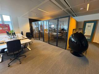 Moderne kantoorruimte van ca. 587 m² te huur op de eerste verdieping van een kwalitatief kantoorgebouw in Mechelen. Het gebouw combineert...