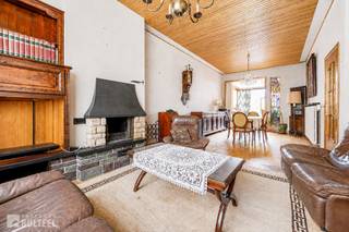 Op wandelafstand van het centrum vindt u deze ruime op te frissen woning. De woning biedt u op het gelijkvloers een inkomhal, een lichtrijke living met houthaard en authentieke parketvloer, een keuken, een grote berging/wasplaats, een kelder en een apart toilet. Op de tussenverdieping is er een kamer die als dressing kan worden ingericht met aansluitend een badkamer met bad, douche en lavabo. Op de eerste verdieping zijn er 2 slaapkamers waarvan 1 met apart toilet. Op de 2de verdieping zijn er nog 2 ruime slaapkamers waarvan 1 met lavabo. Leuke stadstuin met terras en extra berging. Geen renovatieverplichting. De ramen zijn voorzien van dubbele beglazing. Centrale verwarming op aardgas. Op wandelafstand van winkels, scholen en openbaar vervoer. Goede verbinding naar E17. Aarzel niet en ontdek samen met ons deze charmante woning met heel wat potentieel.