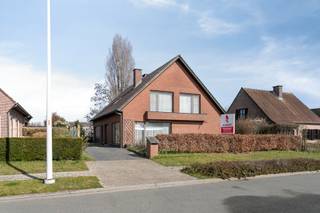 Spacieuse maison individuelle avec jardin et garage à Wichelen avec EPC B<br /><br />Vous cherchez une maison familiale spacieuse à Wichelen, située au calme ? Ne cherchez plus !Avec 5 chambres, une cuisine entièrement équipée et un jardin aménagé, cette maison offre tout le confort que vous désirez.Construite en 1985, cette maison individuelle se situe dans un quartier résidentiel tranquille, à proximité d’une école maternelle et primaire, d’une boulangerie, d’une boucherie, d’un traiteur et d’une pharmacie.La maison dispose d’une surface habitable de 270 m² sur un terrain de 594 m².<br /><br />Disposition de la maison :<br />Rez-de-chaussée :<br />- Hall d’entrée<br />- Séjour<br />- Cuisine entièrement équipée<br />- Bureau<br />- Débarras<br />- Garage intégré<br />- Toilette séparée<br /><br />Premier étage :<br />- 5 chambres<br />- Salle de bains avec douche et baignoire<br />- Hall de nuit<br /><br />Grenier :<br />- Spacieux grenier<br /><br />Cave :<br />- Cave pratique<br /><br />Atouts :<br />- Maison ouverte sur un grand terrain de 594 m²<br />- Jardin aménagé orienté nord-est<br />- 14 panneaux solaires, certificats de production verte jusqu’en 2029 et chauffe-eau solaire<br />- Chauffage par le sol au rez-de-chaussée<br />- Citerne d’eau de pluie de 6 000 l<br />- Situation calme et résidentielle<br />- Fenêtres équipées de stores en haut et de moustiquaire<br />- Surface habitable de 270 m²<br /><br />Découvrez tous les détails et réservez votre visite via ce lien :