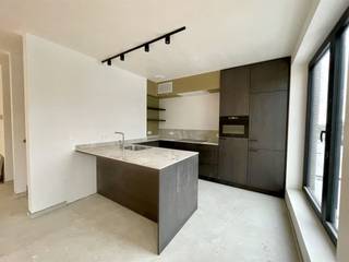 <p>Op zoek naar een stijlvol, energiezuinig app. op een toplocatie? Dan is nieuwbouwappartement in het centrum van Glabbeek precies wat u zoekt. De centrale ligging zorgt ervoor dat winkels, scholen en openbaar vervoer zich op wandelafstand bevinden, waardoor u geniet van zowel rust als optimale bereikbaarheid.<br /><br />Bij het betreden van het appartement wordt u meteen verwelkomd in een lichtrijke leefruimte met grote raampartijen die zorgen voor een aangename, natuurlijke lichtinval. De open indeling creëert een ruimtelijk gevoel en vormt het hart van de woning. De volledig geïnstalleerde keuken is uitgerust met moderne toestellen en sluit naadloos aan op het terras met prachtig open zicht op de omliggende natuur — ideaal voor gezellige etentjes of een ontspannen koffiemoment in de buitenlucht. Een zeldzame luxe in het centrum van de gemeente. <br /><br />Het appartement beschikt over drie volwaardige ruime slaapkamers en een apart bureau. De master bedroom biedt extra comfort dankzij de aansluitende dressing, wat zorgt voor een praktische en stijlvolle indeling. De moderne badkamer is strak en hedendaags afgewerkt en voorzien van een ruime inloopdouche een bad en een dubbele lavabo. Het appartement heeft tal van extra voordelen: een privatieve parkeerplaats, een handige berging op de kelderverdieping en gemeenschappelijke laadpunten in de voortuin. <strong>Het appartement is beschikbaar vanaf 01/01/2027</strong><br /><br />Interesse? Bel of mail ons voor een bezoek sally@connect-immo.be of 0478 570 999<br />24137-G-OMV_2021096825/EP18437/SV/A001/D01/SD008 - label A</p>