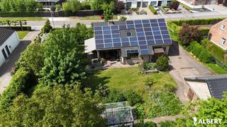 Deze mooie woning in Diepenbeek ( Lutseluswijk) uit 1998 bevindt zich op een ruim perceel van 1315m² en biedt een bewoonbaar oppervlakte van 239m² . (Bron EPC)<br />De woning is volledig onderkelderd en combineert praktische ruimtes met een rustige groene omgeving.<br />De leefruimte geniet van een aangename lichtinval en een open zicht op de tuin, wat zorgt voor een rustige en huiselijke sfeer. De keuken sluit hier mooi op aan en is praktisch ingericht voor dagelijks gebruik.<br />Op de gelijkvloers bevinden zich 2 kamers die momenteel dienst doen als hobbykamer en bureau. Er is ook een grote wasberging aanwezig.<br />Op de verdieping bevinden zich nog 3 slaapkamers. De badkamer is uitgerust met zowel een douche als een bad.<br />De overloop is ruim en er is zelfs een speelhoek.<br />Het overdekt terras met 2 extra luifels, georiënteerd naar het zuidoosten, vormt een fijne plek om te genieten van de ochtend- en middagzon. De tuin biedt een groen uitzicht en een gevoel van privacy, ideaal voor wie houdt van rust en natuur.<br /><br />Op het perceel staat een aparte garage uit 2004 met atelier /carpoort.<br /><br />De woning is energiezuinig met EPC label B. <br />Er zijn zonnepanelen met groene stroomcertificaten ter waarde van ongeveer 13000€. <br />Het huis is asbestveilig en de elektrische installatie is conform.<br /><br />Kortom, comfortabel en zorgeloos wonen in het mooie Diepenbeek!<br /><br />Wens je dit pareltje te bezichtigen? Contacteer me op nathalie.poelmans@albert.immo of 0477/493871<br /><br />Bij Albert kom je thuis!