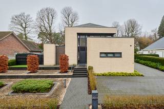 Kwalitatief afgewerkte tweewoonst met aparte zorgwoning op een mooi perceel van 8a30ca.Ter hoogte van de Vennestraat 202a treffen we dit uniek...