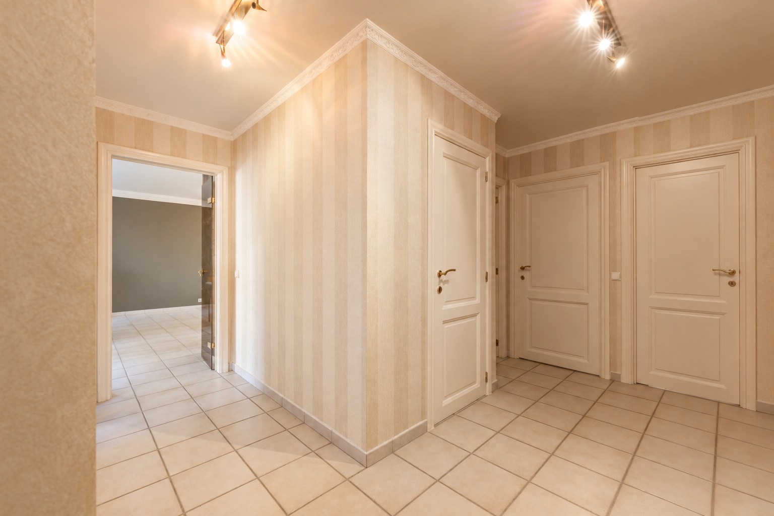 INSTAPKLAAR APPARTEMENT (107 m²) - GARAGE EN KELDERBERGING INBEGREPEN - foto 5