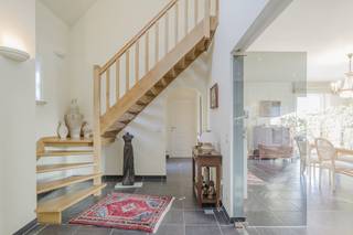 Hier treft u een goed onderhouden villa (bouwjaar 2001) met een gunstig EPC-label B, wat duidt op een energiezuinige woning. De woning beschikt...