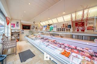 Gekende traiteurzaak met woonst (183m²) en atelier (40m²). De woning heeft een grote leefruimte, 3 ruime slaapkamers en een zuidgericht terras.<br />Deze eigendom is heel commercieel gelegen, heeft een aangename winkelruimte met atelier en ingerichte keuken.<br />De uitbating van de slagerij wordt in functie van pensioenleeftijd stopgezet op 30/06/2025.<br /><br />Indeling:<br />Gelijkvloers:<br />- winkelruimte/volledig uitgeruste slagerij;<br />- aparte inkom naar appartement en atelier;<br />- trappenhal;<br />- grote leefruimte met zithoek, eetplaats en keuken;<br />- kelder;<br />- 2 werkplaatsruimtes (19 + 15 m²);<br />- frigo (6,25 m²);<br />- berging<br /><br />Eerste verdiep:<br />- trappenhal;<br />- 3 slaapkamers;<br />- moderne badkamer.<br /><br />Tweede verdiep:<br />- heel ruime zolder<br /><br />Troeven:<br />- Pelletkachel in living;<br />- zeer commercieel gelegen;<br />- polyvalent gebouw;<br />- aparte ingang via de zijkant ;<br />- rolluiken en geluidswerende ramen voor;<br />- ruime droge kelder.<br /><br />Dit pand wordt verkocht onder het systeem van START 2 FINISH.<br />Elk prijsvoorstel gelijk of hoger dan deze startprijs wordt voorgelegd aan de verkoper(s) die dit al dan niet kan aanvaarden.<br /><br />Bezoek via philip@bricx.be of 0475 300 285