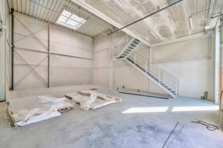 KMO-unit te koop Genk - BEDRIJVENPARK KOMPELLAAN<br /><br />Bedrijvenpark Kompellaan: 21 moderne KMO-units langsheen de Kompellaan in Genk. Dit complex biedt kleine en middelgrote ondernemingen de perfecte plek om te starten, groeien en te innoveren. De unit 9 heeft een totaaloppervlakte van 194m² en beschikt over 2 parkeerplaatsen. De unit wordt casco opgeleverd.<br /><br />KMO-Unit 9<br />- oppervlakte: 149m² gelijkvloers &amp; 45m² mezzanine<br />- staalstructuur met geïsoleerde wanden en dak<br />- sectionaalpoort 4mbr x 4,2mh<br />- 2 privatieve parkeerplaatsen<br /><br />Voor meer info 011/39 90 50 of info@jansenrealestate.be<br />https://www.jansenrealestate.be/project-kompellaan/6190088/
