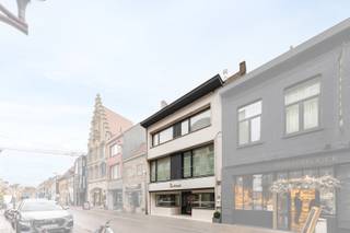 Dit centraal gelegen handelspand in DE winkelstraat van Veurne heeft tal van mogelijkheden. De handelsruimte is ingericht als juwelierszaak, maar...