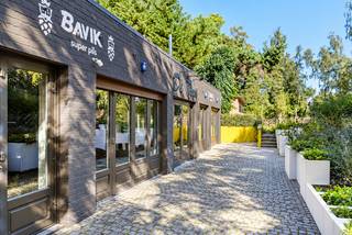 <u><strong>Ligging</strong></u><br />Een horecazaak uitbaten op één van de meest herkenbare locaties van het Kluisbos? <strong>De Toren is al jarenlang een begrip in de streek en geniet van een unieke ligging in Mont-de-l'Enclus, midden in het groen.</strong><br /><strong>Omgeven door de prachtige natuur van het Kluisbos vormt deze gekende locatie een vaste passage voor wandelaars, fietsers, gezinnen en natuurliefhebbers. Elk seizoen heeft hier zijn eigen troeven: van een zonnige tussenstop op het terras tijdens de lente en zomer tot gezellig tafelen na een herfst- of winterwandeling.</strong><br />De combinatie van naamsbekendheid, natuurbeleving en horeca maakt van <u><strong>De Toren</strong></u> een bijzondere opportuniteit voor wie op zoek is naar een horecazaak met karakter én potentieel.<br /><br /><u><strong>Indeling</strong></u><br />De zaak beschikt over een ruime en <strong>sfeervolle horecaruimte met ingerichte toog, aangevuld met een keuken, praktische berging en koelcel.</strong><br />Daarnaast is er een compact privégedeelte aanwezig met slaapkamer, badkamer en toilet.<br />Een absolute blikvanger is de royale buitenruimte. Het zeer ruime terras, met de iconische toren letterlijk als decor, vormt een unieke setting midden in het groen. De aanwezige speeltuin maakt de locatie bovendien bijzonder aantrekkelijk voor gezinnen met kinderen.<br />Er zijn parkeermogelijkheden bij het pand en op wandelafstand bevindt zich bijkomend een ruime parking.<br /><br /><u><strong>Troeven</strong></u>
<ul>
	<li>Iconische en zeer gekende horecalocatie in het Kluisbos</li>
	<li>Populaire passage voor wandelaars, fietsers en natuurliefhebbers</li>
	<li>Unieke ligging midden in het groen</li>
	<li>Ruime ingerichte bistroruimte met toog</li>
	<li>Zeer ruim terras aan de voet van De Toren</li>
	<li>Speelruimte is zeker aanwezig</li>
	<li>Parkeermogelijkheden in de onmiddellijke omgeving</li>
	<li>Een locatie met aantrekkingskracht in elk seizoen</li>
</ul>
<u><strong>Contact</strong></u><br />Interesse in deze unieke horecazaak? Mis deze kans niet en neem vandaag nog contact met ons op voor meer informatie of om een bezoek in te plannen: nicolas@real-immo.be of 0478 50 58 91