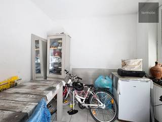 Deze centraal gelegen woning (nabij Doorniksewijk) is op heden verhuurd en bevat volgende indeling:Gelijkvloers :- Inkom- voorplaats (geschikt als...