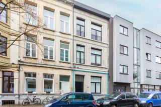 Gelegen in de Kroonstraat, tussen het bruisende Zurenborg en het gezellige Moorkensplein, bevindt zich dit trendy appartement op de gelijkvloerse verdieping van een kleinschalig gebouw. Op wandelafstand van zowel de Dageraadplaats als de Draakplaats geniet je hier van tal van leuke horecazaken en winkels, met bovendien vlotte verbindingen naar het centrum van Antwerpen. Een aangename en levendige omgeving waar jong en oud zich meteen thuis voelen.<br /><br />Bij het betreden van het appartement kom je binnen in een aangename, lichtrijke leefruimte waar grote raampartijen zorgen voor een open en ruimtelijk gevoel. Aansluitend bevindt zich de moderne open keuken, uitgerust met kwalitatieve inbouwtoestellen en voldoende werk- en opbergruimte, waardoor koken en gezellig samenzijn hier perfect hand in hand gaan. Vanuit de keuken heeft u bovendien rechtstreeks toegang tot de aangename buitenruimte, een absolute troef die het wooncomfort van dit appartement naar een hoger niveau tilt.<br /><br />Achteraan het appartement bevindt zich een ruime en rustige slaapkamer, voorzien van een ensuite badkamer met een comfortabele, ruime inloopdouche. Tot slot is er een praktische kelderberging aanwezig, die extra opslagruimte biedt.<br /><br />Kortom, een instapklaar en stijlvol appartement op een gegeerde locatie, waar comfort, ruimte en een bruisende buurt perfect samenkomen.<br /><br />Interesse?<br />Contacteer LISTED voor een bezoek: +32 3 283 51 51.