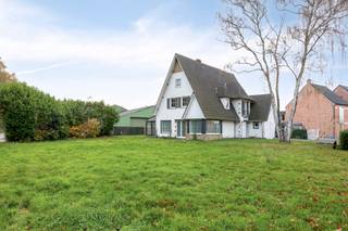 <strong>Mooi en goed gelegen bouwgrond te Berlare</strong><br /><br />In het hart van Berlare, vlakbij het kasteelpark, biedt Freca u vandaag een goed gelegen bouwgrond aan van maar liefst 760 m², gekend volgens plan als LOT 2.<br />Gelegen op een boogscheut van het centrum kan u hier uw 4-gevel woning bouwen. Mogelijkheid tot aankoop met opschortende voorwaarden. <br />Bouwvoorschriften in aanvraag.<br /><br />Het naastgelegen perceel (Lot 1) is ook te koop en kan perfect samengevoegd worden. Daar staat een nog af te breken of te renoveren woning op. Informeer gerust voor de voorwaarden. <br /><br />Nieuwsgierig? Contacteer Freca op het nummer 052/42.77.54 of mail ons via info@freca.be