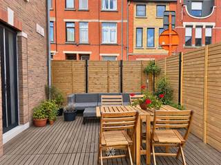 <p><span>GENT - Reigerstraat 23: Ben je op zoek naar een tof gelijkvloers appartement te huur nabij het Sint-Pietersstation te Gent? Lees dan snel even verder.</span></p><p><span> </span></p><p><span>De voornaamste troeven:</span></p><ul><li><span>Rustige, doch centrale ligging op wandelafstand van het Sint-Pietersstation</span></li><li><span>Gelijkvloers</span></li><li><span>Lichtrijke leefruimtes </span></li><li><span>Vlotte bereikbaarheid met openbaar vervoer</span></li><li><span>Nabij belangrijke inval- en uitvalswegen</span></li><li><span>Ruim zonnig terras</span></li><li><span>Geen gemeenschappelijke kosten</span></li></ul><p><span> </span></p><p><span>Indeling:</span><span> </span></p><p><span>Inkomhal, leefruimte open ingerichte keuken (keramische kookplaat, dampkap, spoelbak, combi-microgolf oven, koelkast met vriesvak), 2 slaapkamers en badkamer uitgerust met douche, lavabomeubel en toilet. <br />Privatief en zonnig terras aansluitend op de leefruimte.</span></p><p><span> </span></p><p><span>Belangrijke info:</span></p><p><span>Beschikbaar vanaf: 01/12/2026. Eventueel vanaf 01/10/2026 in samenspraak.</span></p><p><span>Huurprijs: € 900/maand. Domicilie verplicht. EGW (elektriciteit, gas, water afzonderlijk af te rekenen).</span></p><p><span> </span></p><p><span>Interesse in dit aangenaam appartement? Vraag dan snel jouw bezoek aan via onze website www.axellenaerts.be!</span></p><p><span> </span></p>