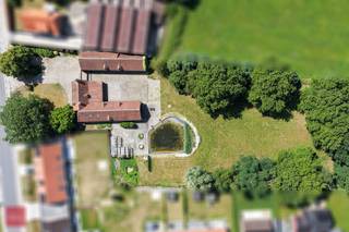 Villa bestaande uit inkomhal, living met open haard, eetplaats, keuken, wasplaats, 3 slaapkamers (1 gelijkvloers), 2 badkamers (1 gelijkvloers), mancave (bar), grote dubbele garage, 3 paardenboxen (of stockageruimte), tuin met vijver en barbecue. Opp. 4.876m². 