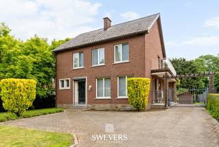 Voor meer info en foto’s, surf naar www.swevers.be – Deze verzorgde woning in Sint-Joris, Alken, combineert een praktische indeling met een...