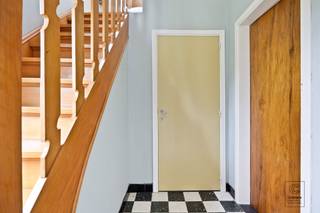 <p>Maison mitoyenne à rénover en profondeur, comprenant 3 chambres, d'une surface habitable de 118 m² et d'une superficie de terrain de 828 m², située dans un emplacement de choix à Schilde ! </p><p>Agencement actuel : </p><ul><li>Rez-de-chaussée :</li><li>Hall d'entrée avec sol en pierre et vestiaire. Spacieux salon de 32 m² avec sol en vinyle, très lumineux. Cuisine avec sol en pierre, équipée d'un évier et de placards. Salle de bains avec WC, douche et meuble-lavabo. 1er étage : couloir avec débarras et 3 chambres spacieuses et lumineuses. Jardin : très grand jardin offrant une vue magnifique sur la verdure à l'arrière. Grand garage de 30 m². <br />EXTRA : <br />- Logement à rafraîchir/rénover présentant un énorme potentiel<br />- PEP : 583 kWh / (m² an) uc : 20251127-0003739450-RES-1<br />- Installation électrique non conforme<br />- Présence d'amiante non sécurisée<br />- Non situé dans une zone potentiellement inondable ou sensible aux inondations, non situé dans une zone inondable délimitée ou une zone riveraine délimitée, non situé dans une zone à risque d'inondation (score P : A, score G : A)<br />- Zone résidentielle, VG, GVV, GVKR, registre des mesures en cours de demande</li></ul><p>À proximité d'une école, de commerces, d'une autoroute, des transports en commun, etc. Pour plus d'informations, rendez-vous sur www.coenenvastgoed.be ou appelez le 0468/35.80.08</p>