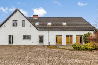 Deze villa met voormalig conferentiecentrum biedt een unieke kans voor wie op zoek is naar ruimte, rust en functionaliteit.Gelegen in het hart van...