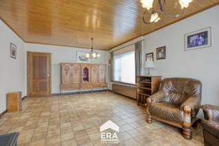 <p>Ben je op zoek naar een eigendom met veel ruimte en tal van mogelijkheden? Dan is deze degelijk gebouwde open bebouwing in een rustige, groene omgeving zeker een bezoek waard.</p>
<p>De woning werd gebouwd in 1963 en beschikt volledig op het gelijkvloers over een praktische indeling met 3 slaapkamers, een badkamer, aangename leefruimtes en een functionele keuken. Daarnaast is de woning volledig onderkelderd, wat zorgt voor heel wat extra opslagruimte. Ook de zolder biedt bijkomende bergruimte.</p>
<p>Een absolute troef van deze eigendom is de vergunde vrijstaande varkensstal van meer dan 200 m². Ideaal voor een extra opslagplaats!</p>
<p>Ook technisch werden reeds enkele belangrijke investeringen uitgevoerd. Zo werd het dak reeds vernieuwd (jaren '90), is er spouwisolatie en zoldervloerisolatie aanwezig en wordt de woning verwarmd via een gascondensatieketel. Dankzij deze ingrepen beschikt de woning over een gunstig EPC-label C.</p>
<p>Achteraan geniet je van een diepe tuin met vrij uitzicht, terwijl de ligging garant staat voor rust, privacy en een vlotte verbinding naar het centrum en belangrijke invalswegen.</p>
<p>Troeven:</p>
<ul><li>perceel van 1.938 m²</li><li>vergunde varkensstal van +200 m²</li><li>3 slaapkamers op het gelijkvloers</li><li>volledig onderkelderd</li><li>EPC-label C, geen renovatieplicht</li><li>rustige ligging met vrij zicht achteraan</li></ul>
<p>Interesse? Contacteer Max voor een bezoek en ontdek zelf de mogelijkheden van deze unieke eigendom in Meeuwen!</p>