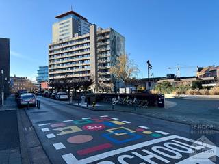 Zicht over de stad heb je, op de achtste verdieping aan het Torenplein<br />Of het is dat en of de ligging pal in het centrum of het ideale formaat van deze pied-à-terre die charmeert.<br /><br />Het appartement heeft 2 slaapkamers, een open keuken aparte living, een badkamer, een apart toilet, een ruime inkomhall en een berging.<br />De ochtendzon staat aan de kant van de grote slaapkamer, de avondzon aan de kant van de kleine slaapkamer, living en keuken.<br /><br />Het appartement dateert van begin jaren '70 en het is helemaal vernieuwd.<br />Alles is nieuw : de vloer, de keuken, de badkamer, de ramen, alles!<br />Het terras aan de living is circa 6m², het terras aan de slaapkamer is circa 4m².<br /><br />Bewoners hebben een gebruiksrecht van de gemene parkeerplaatsen op het privéterrein van het gebouw zelf.<br />Verder is er legio parkeerplaats met bewonerskaar in de onmiddellijke buurt, en ook een ruime publieke fietsenstalling.<br /><br />De vaste kosten bedragen circa €165/maand incl. verwarming en warm water.<br /><br />Meer info?<br />Realisten Makelaars<br />Bel 011 18 60 60
