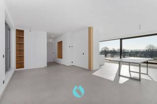 <p><em>Openkijkdag op zaterdag 27 juni van 10u tot 12u</em></p><p><em>Interesse in deze eigendom? Kom deze vrijblijvend ontdekken tijdens onze openkijkdag. We ontvangen je graag ter plaatse.</em></p><p></p><p>Residentie ‘Heksenketel’ verwijst naar het bekende dorpscafé dat hier vroeger zijn locatie had. <br /><br />De residentie zal naast privé bewoning ook een volledig nieuwe handelszaak huisvesten.<br />Op het eerste verdiep zijn drie appartementen met terras voorzien.<br />Een uniek loftappartement met zeer groot zonneterras beslaat de volledige tweede verdieping.<br /><br />Achteraan het perceel is voldoende parkeergelegenheid voorzien.<br />Zowel garageboxen als open staanplaatsen zijn daar beschikbaar.<br /><br />Alle appartementen zijn getekend met specifiek aandacht voor veel lichtinval, ruimtegevoel en functionaliteit.<br /><br />Het project is afgewerkt en opgeleverd.<br />Er bestaat de mogelijkheid om aan te kopen aan <strong>6% BTW</strong> mits aan alle voorwaarden voldaan.<br /><br /><strong><u>Interesse?</u></strong> Wij lichten u graag alle plannen en documentatie toe in een persoonlijk gesprek.<br />Contacteer ons telefonisch op 09/258.13.13 of per mail naar verkoop@vastgoeddevos.be</p>