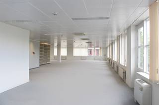 Fantastisch gelegen kantoren/polyvalente ruimtes van 240 m² te huur op slechts 500 m van de oprit R0 en E19. Treinstation Brussel-Zuid ligt op...