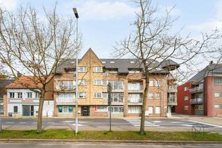 Te koop: ruime duplex met 3 slaapkamers en terras in centrum HeestertIn het centrum van Heestert bevindt zich deze ruime duplex met een praktische indeling en alle voorzieningen binnen handbereik.Wat maakt dit pand uniek?Via de ruime inkomhal met apart toilet kom je in de leefruimte, die aansluit op het gezellig terras en de geïnstalleerde keuken. Aansluitend aan de keuken bevindt zich een praktische en ruime berging. Op de verdieping zijn er twee volwaardige slaapkamers, een badkamer met dubbele lavabo, toilet, douche en bad. Ook is er nog een derde kamer die perfect kan dienen als bureau of dressing.Een extra troef is de mogelijkheid om een garage (€25.000) bij aan te kopen.Voor wie is dit ideaal?Ideaal voor gezinnen of koppels die op zoek zijn naar een ruim appartement op een centrale ligging.Te koop via Immo Beguin, jouw vastgoedexpert sinds 2009, met kantoren in Ronse, Waregem, Kortrijk, Deinze, Doornik en Lessines.Meer info of bezoek via tessa@immobeguin.be