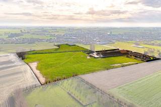 Vleesveebedrijf met villa en rundveestallen te koop te Alveringem.Samen met de aanpalende weides gelegen op een 5 ha 85 are 26 ca.Milieuvergunning...