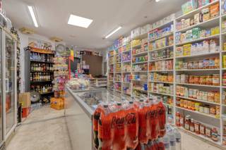 Pal in het centrum van Liedekerke, in een belangrijke winkelstraat, situeert zich deze woning met handelsruimte. De aanwezigheid van handelszaken, horeca, sportcentra, scholen, treinstation en op - en afrittencomplex E40 Brussel-Gent in de onmiddellijke omgeving maakt van de ligging een toplocatie.
Het handelsgedeelte (+/- 50 m² en momenteel een nachtwinkel) bevindt zich aan de voorzijde van het pand. De woning is ingedeeld in een leefruimte met open keuken en aansluitend een berging en toilet.
De eerste verdieping beschikt over een badkamer met toilet, lavabo en ligbad, een nachthal en een slaapkamer. De tweede verdieping heeft biedt een ruime slaapkamer en een zolderberging.
Een zeer goede visibilteit, een vlotte bereikbaarheid en voldoende parkeergelegenheid zijn een extra troef.
Wie werken en wonen wil combineren op een zeer centrale locatie is hier aan het goede adres.
Voor meer info of een bezoek contacteer greet@immoaccenta.be of 0475/63.70.09
