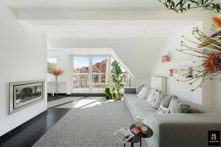 Zonnig duplex-appartement van 125m² met uitzonderlijke terrassen, gelegen op wandelafstand van de zee en de winkels. <br />Indeling: inkomhal met vestiaire en gastentoilet. Ruime, lichtrijke woon- en eetkamer met bureau en toegang tot een zonnig terras aan zowel de voor- als achterzijde. Volledig uitgeruste keuken en douchekamer. Op de bovenverdieping bevindt zich de hoofdslaapkamer met dressing. Aanpalend is de badkamer met ligbad, douche, dubbele lavabo en toilet (aansluiting voor wasmachine en droogkast). Tweede slaapkamer met ruimte voor zowel een enkel bed of een dubbel bed. Grote kelder inbegrepen.<br />Contacteer ons voor meer informatie of een bezichtiging.