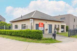 - Alleenstaande jonge villa- Zonnige tuin- Drie slaapkamers- Garage én carport- Topligging Op zoek naar de perfecte gezinswoning op een...