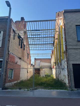 STUK BOUWGROND MET VERGUNNING VOOR HET BOUWEN VAN 4 APPARTEMENTEN OPPERVLAKTE 138 m² BREEDTE 6.52 METERGELIJKVLOERS :   appartement van 64 M2 met 1...