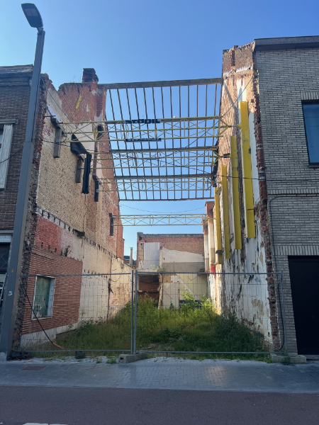 STUK BOUWGROND MET VERGUNNING VOOR HET BOUWEN VAN 4 APPARTEMENTEN - foto 1