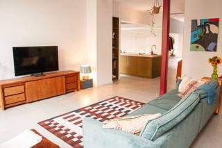 <p>Lichtrijk 2-slpk. app. met tuin &amp; autostaanplaats - EPC A</p><p>Midden in de vernieuwde Slachthuissite, in een rustige doodlopende straat, vind je dit recent grondig vernieuwde en gemoderniseerde stadsappartement: verrassend ruim en groen. Via de sfeervolle binnentuin bereik je de achterbouw, waar het appartement zich op het gelijkvloers bevindt. Met 125 m² woonoppervlakte, twee slaapkamers en een eigen tuin combineert het appartement het open gevoel van een loft met het comfort van een instapklare woning.</p><p>Via de inkomhal met maatwerkkasten kom je in de ruime leefruimte. De open keuken met royaal kookeiland en hoogwaardige inbouwtoestellen sluit aan op de eetruimte en geeft via een groot schuifraam uit op de eigen, beschutte stadstuin. Volwassen beplanting en een pergola geven de tuin extra karakter. Aansluitend zijn er twee afzonderlijke bergruimtes: een ruime voorraadruimte en een praktische berging.</p><p>Hoge plafonds, zichtbare materialen en veel maatwerk geven het interieur zijn typische loftkarakter. Het appartement heeft twee volwaardige slaapkamers. De master bedroom sluit aan op een ruime dressing met kamerhoge maatwerkkasten. De badkamer is hoogwaardig afgewerkt in Mortex en beschikt over een inloopdouche, ligbad en dubbele wastafel. Daarnaast zijn er een afzonderlijk toilet, een was- en bergruimte en een aparte technische ruimte.</p><p>Met EPC-label A is de woning bijzonder energiezuinig en uitgerust met een regenwaterput, lucht-waterwarmtepomp, zonnepanelen, thuisbatterij, ventilatiesysteem en slimme Loxone-domotica. De gemeenschappelijke kosten bedragen ca. €50/maand; nutsvoorzieningen zijn individueel. Bij het appartement hoort een ondergrondse autostaanplaats, bereikbaar via een elektrische poort.</p><p>Park Spoor Noord en de vernieuwde Slachthuiswijk liggen voor de deur, met groen en speelruimte, horeca, winkels en supermarkten vlakbij.</p><p>Interesse? Neem contact op en plan je bezoek. Bezichtigingen uitsluitend op afspraak.</p>