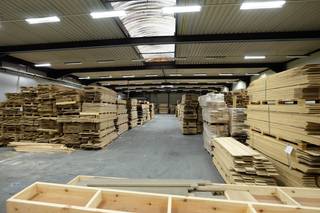 Bedrijfshal met een oppervlakte van 1192 te huur!<br /><br />De hal is gelegen op de volledig gerenoveerde Flam site, in de Fabrieksstraat te Sint-Truiden, in een afgesloten domein met voldoende parkeermogelijkheden.<br />Deze unit is toegankelijk via een grote sectionaal poort. De hal zelf heeft een vrije hoogte van ongeveer 6m20.<br /><br />De ligging biedt een vlotte verbinding met Tienen, Leuven, Tongeren, Borgloon, Luik en Hasselt.<br /><br />Interesse? Neem contact op met Aktimmo voor meer info of een bezoek ter plaatse.