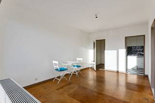 Welkom in dit stralende één-slaapkamerappartement, waar lichtinval en compact leefcomfort hand in hand gaan. De grote raampartijen laten de zon...