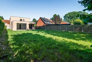 Deze energiezuinige en nieuwe villa (verkoop onder registratie) bevindt zich op een absolute toplocatie, gelegen in een rustige doodlopende straat en tegelijk vlakbij het centrum met winkels, scholen, openbaar vervoer en andere voorzieningen in de onmiddellijke nabijheid.<br /><br />Met een uitzonderlijke laag<strong> E-peil van -6 </strong>behoort deze woning tot de absolute top op vlak van energiezuinigheid en hedendaags wooncomfort. Daarnaast werd de woning doordacht ingedeeld zodat <strong>gelijkvloers wonen</strong> perfect mogelijk is. De ideale westoriëntatie zorgt doorheen de volledige dag voor een aangename lichtinval, terwijl u in de tuin optimaal geniet van de zon tot in de avonduren.<br /><br /><strong>Indeling</strong><br />Via de inkomhal met vestiairegedeelte en gastentoilet betreedt u de woning.<br /><br />Achteraan bevindt zich de lichtrijke leefruimte, bestaande uit eetkamer, woonkamer en open keuken, die via een stijlvolle smeedijzeren deur met elkaar verbonden zijn. De grote raampartijen zorgen voor een mooie connectie met de tuin en het overdekte terras.<br /><br />Daarnaast zijn de leefruimtes uitgerust met een geïntegreerde geluidsinstallatie, ingebouwde dimbare spots en elektrische rolluiken, die allen centraal bedienbaar zijn via het geavanceerde Loxone-domoticasysteem.<br /><br />Aansluitend aan de keuken bevindt zich een praktische berging met technische voorzieningen en aansluitingen voor wasmachine en droogkast. Via deze ruimte heeft u eveneens toegang tot de zijtuin.<br /><br />Op het gelijkvloers bevindt zich bovendien een ruime slaapkamer met aansluitende badkamer uitgerust met inloopdouche, lavabomeubel en handdoekradiator, waardoor de woning perfect geschikt is voor gelijkvloers wonen.<br /><br />De eerste verdieping omvat nog twee ruime slaapkamers, een tweede badkamer met inloopdouche, lavabomeubel en toilet, evenals een praktische berging.<br /><br />De tuin geniet van een ideale westoriëntatie en biedt nog tal van mogelijkheden naar verdere inrichting.<br /><br />Daarnaast is er reeds een vergunning aanwezig voor het bouwen van een garage achteraan het perceel.<br /><br /><strong>Bijzonderheden</strong><br />+ Verkoop onder registratierechten<br />+ E-peil -6<br />+ Geothermische warmtepomp<br />+ 12 zonnepanelen<br />+ Vloerverwarming in de volledige woning<br />+ Ventilatiesysteem D<br />+ Mogelijkheid tot gelijkvloers wonen<br />+ Vergunning voor garage aanwezig