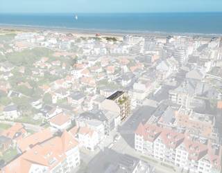 Welkom in residentie StrandZicht, een prachtig nieuwbouwproject van 15 exclusieve appartementen aan de Strandlaan in Sint-Idesbald.Ervaar het beste van de kustleven in deze stijlvolle appartementen, ontworpen met oog voor detail en comfort. Elk appartement beschikt over 1 tot 3 slaapkamers en maar liefst twee ruime terrassen, waar u optimaal kunt genieten van de rust en het uitzicht.Met de zee op slechts 350 meter bent u altijd dicht bij het strand. Daarnaast is er de mogelijkheid om een parking met fietsenstalling aan te kopen, zodat u de omgeving gemakkelijk kunt verkennen.Dit gelijkvloers appartement beschikt over de volgende indeling:- inkomhal- leefruimte met open keuken en toegang tot het terras vooraan- apart toilet - berging- badkamer- slaapkamer 1- bureauruimte / slaapkamer 2- terras achteraanResidentie StrandZicht biedt de perfecte combinatie van een moderne, luxueuze afwerking en een toplocatie aan de Belgische kust. De ideale plek voor wie op zoek is naar een vaste woonplaats, een tweede verblijf of een slimme investering.Interesse in het nieuwbouwproject residentie StrandZicht? Aarzel zeker niet contact op te nemen met de dossierverantwoordelijke Sarah Velle via 0470 10 52 78 of sarah.velle@dewaele.com.