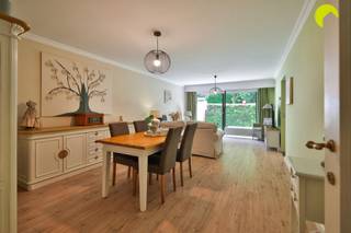<p><span>Dit perfect onderhouden appartement (106 m²) met voor- én achtertuin vinden we op de gelijkvloerse verdieping van een rustig en goed onderhouden gebouw met het park 'Neerhofke' recht tegenover de deur.</span></p><p><span>Met het commerciële centrum, de Bist en alle belangrijke invalswegen vlot bereikbaar, heeft deze ligging alle troeven in handen.</span></p><p><span> </span></p><p><span>Indeling:</span></p><p><span>We stappen binnen in de ruime inkomhal met apart gastentoilet.</span></p><p><span>De woonkamer is vooraan gelegen en geniet veel daglicht dankzij het grote schuifraam. De voortuin met toeganspoortje en hagen rondom garandeer privacy en een groen uitzicht.</span></p><p><span>De recent vernieuwde keuken is voorzien van een inductie kookplaat, dampkap, oven + microgolf en koelkast. Naast de keuken is er nog een handige berging met aansluiting voor een wasmachine.</span></p><p><span> </span></p><p><span>De inkomhal leidt ook naar de twee slaapkamers achteraan die beiden toegang bieden tot de omheinde tuin met tuinhuis.  </span></p><p><span>Een derde kamer (zonder raam) van 2,7 m x 1,85 m kan perfect dienst doen als bureau, hobbykamer of dressing.</span></p><p><span>Centraal is er de vernieuwde badkamer welke is voorzien van een inloopdouche en ruim lavabomeubel met 4 kolomkasten. </span></p><p><span>Verder is er ook nog een propere kelderberging (2,45 x 3,6) inbegrepen + een ondergrondse autostaanplaats in een naastgelegen gebouw.</span></p><p><span> </span></p><p><span>De voornaamste troeven opgesomd:</span></p><p><span>- Gunstige ligging in woonwijk tegenover park en nabij centrum</span></p><p><span>- Zeer rustig en goed onderhouden gebouw!</span></p><p><span>- Alle ramen zijn voorzien van rolluiken</span></p><p><span>- Ruim appartement met grote vertrekken en veel opbergruimte</span></p><p><span>- Voor- én achtertuin</span></p><p><span>- Lage maandelijkse kosten van € 122/mnd incl. water, blokpolis, onderhoud gemene delen, syndicus,...)</span></p><p><span> </span></p><p><span>EPC: 259 kWh/m² - C-label</span></p><p><span>Waterinfo: P-score D - G-score D</span></p><p><span> </span></p><p><span>Voor meer info of een bezoek ter plaatse, bel ons op 03-449 42 41 of mail ons via hallo@habicom.be.</span></p><p><span>Benieuwd naar de waarde van jouw woning?  Check het gratis op <span>www.watismijnhuiswaard.be</span></span><span> </span></p><p><span> </span></p><p><span> </span></p><p><span> </span></p><p><span> </span></p>