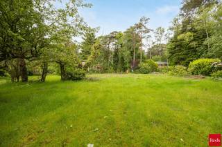 <strong><span>Prachtige bouwgrond op toplocatie</span></strong><br /><br />Op zoek naar de ideale locatie om uw droomwoning te realiseren? Deze ruime <strong>bouwgrond </strong>met een oppervlakte van 1500 m2 biedt tal van mogelijkheden voor het bouwen van een open bebouwing. Het perceel, gelegen in een groene omgeving, heeft de perfecte uitvalbasis vlakbij het centrum, sportcentra, scholen en winkels. <br /><br />De <strong>bouwgrond </strong>heeft een zuid georiënteerde tuin in een rustig gelegen straat. Het perceel heeft een enorme straatbreedte van meer dan 40 meter en biedt tal van mogelijkheden. Een unieke kans om uw droomwoning te realiseren!<br /><br /><span>Extra troeven</span>:<br />- zuid oriëntatie<br />- enorme straatbreedte (+ 40m)<br />- bouwklaar perceel<br /><br />Voor meer informatie over deze <strong>bouwgrond </strong>kan u mij vrijblijvend contacteren op 0479 22 90 35 of roel@reds.be.