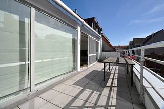 Instapklaar penthouse met een zeer ruim terras ( 20m²) en zijdelings zeezicht rustig gelegen op een boogscheut van de zee en het commercieel centrum.<br /><br />Indeling: Lichtrijke leefruimte met een gevelbreedte van 9 meter bestaande uit een salon en eetkamer beiden uitgevend op het ruim zonneterras. Keuken voorzien van alle comfort. Aparte berging voorzien van een aansluiting voor het plaatsen van een wasmachine. Twee zeer ruime slaapkamers. Twee douchekamers. Apart toilet. <br /><br />Mogelijkheid tot aankoop van een staanplaats in de residentie.